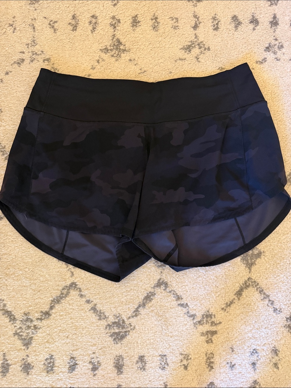 Lululemon Women’s Black Camouflage Active Running Shorts 4.5 in inseam
